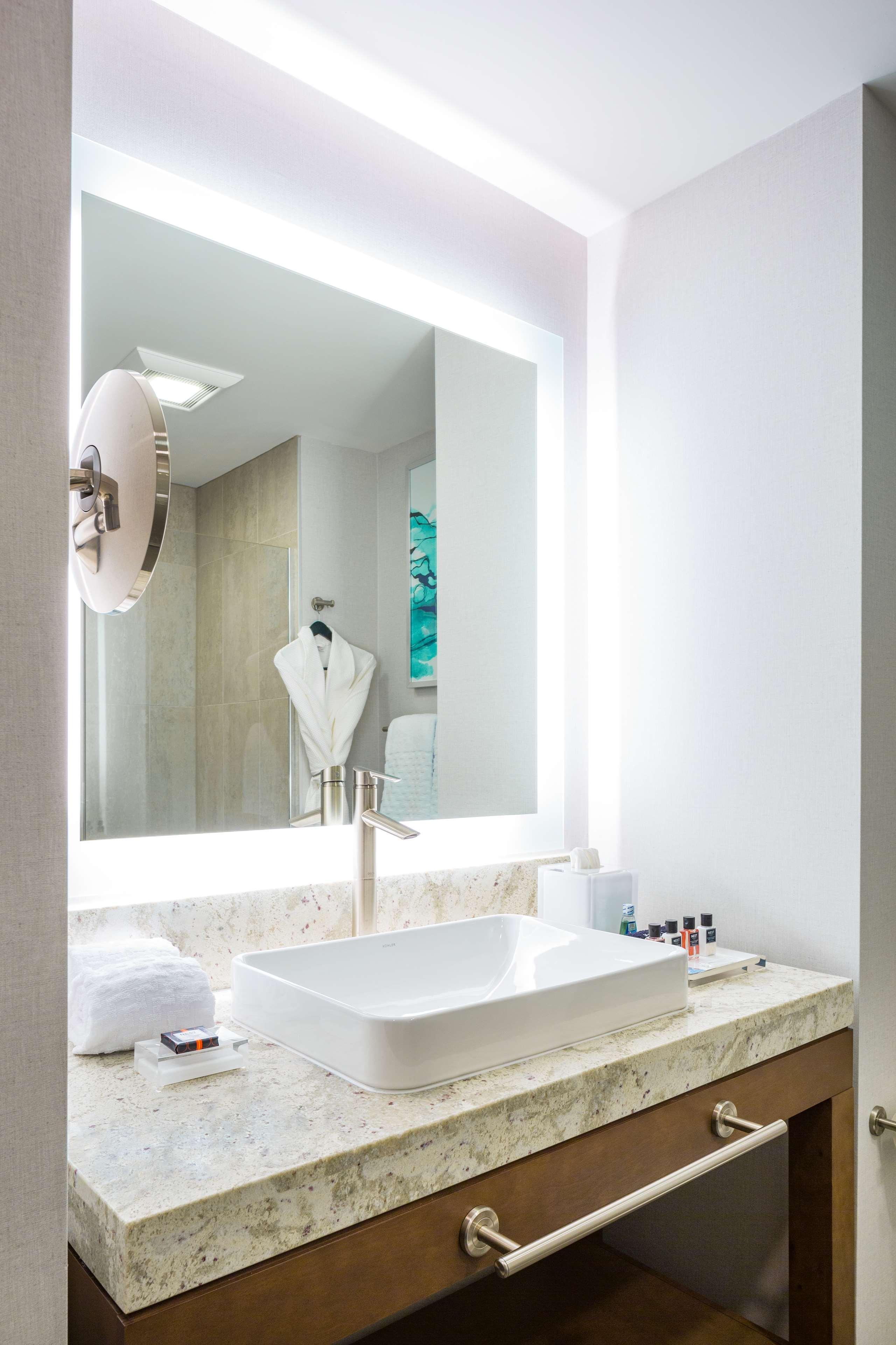 Best Western Premier Hotel At Fisher'S Landing Vancouver Extérieur photo
