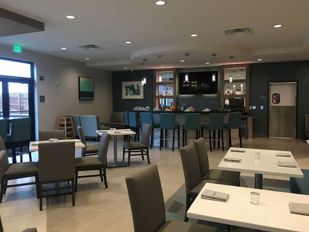 Best Western Premier Hotel At Fisher'S Landing Vancouver Restaurant photo